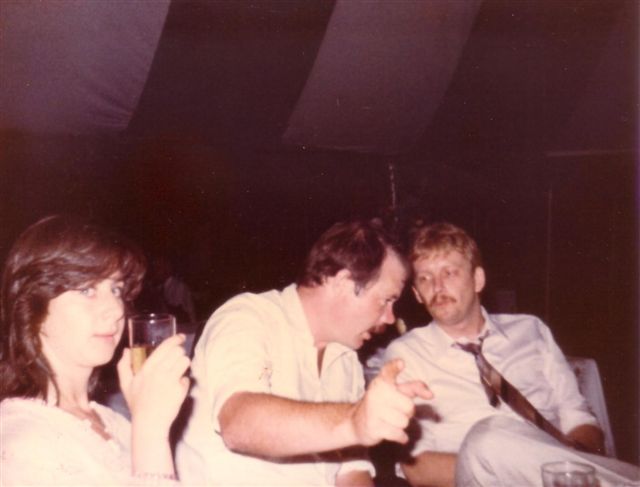 Lovely chick thinking OmiGawd! as Lewis 'splains things to Reed