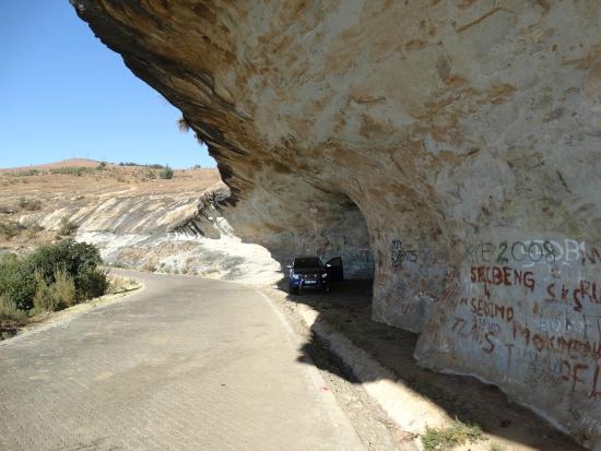 cave-witsieshoek-road